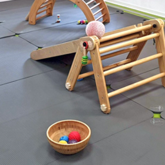 Das Bild zeigt eine lebendige Szene aus dem Erzählcafé Görlitz. Mehrere Menschen unterschiedlichen Alters sitzen gemeinsam an einem Tisch, in entspannter Atmosphäre, vertieft in Gespräche. Die Umgebung wirkt einladend und persönlich, was auf eine offene, dialogorientierte Veranstaltung schließen lässt. 